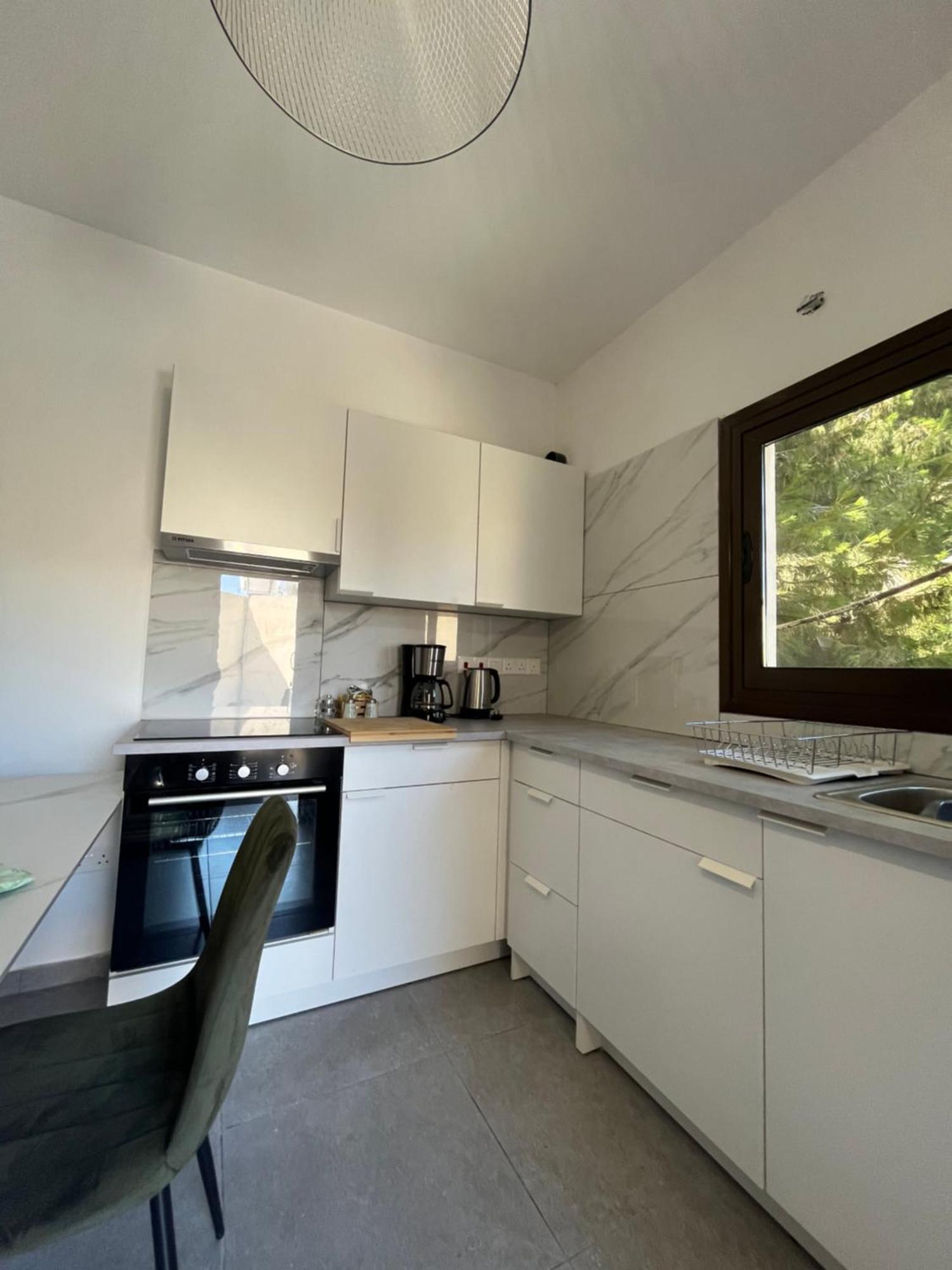 Serenityone - Centrally Located One Bedroom Apt Ajía Nápa Eksteriør bilde