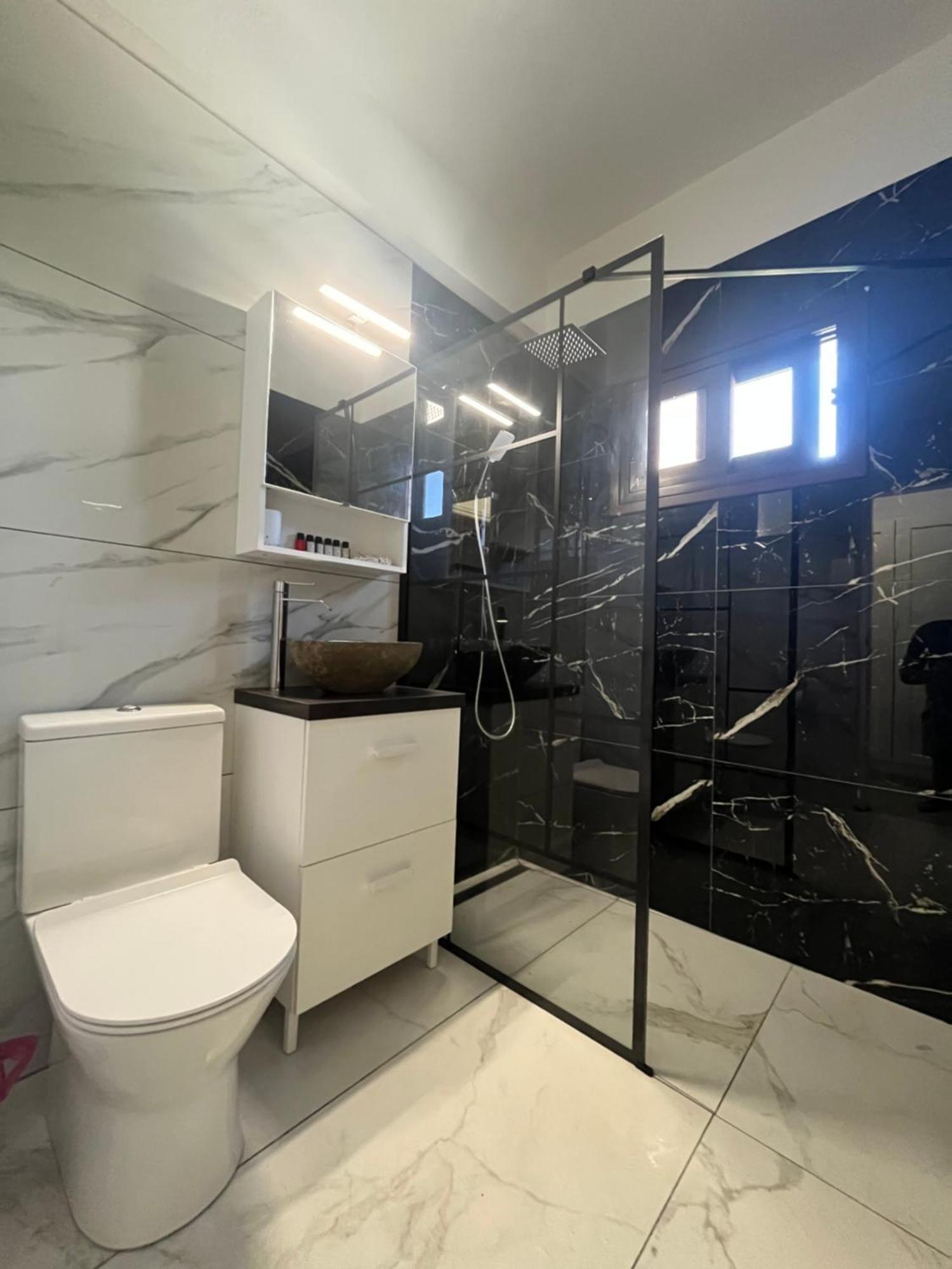 Serenityone - Centrally Located One Bedroom Apt Ajía Nápa Eksteriør bilde