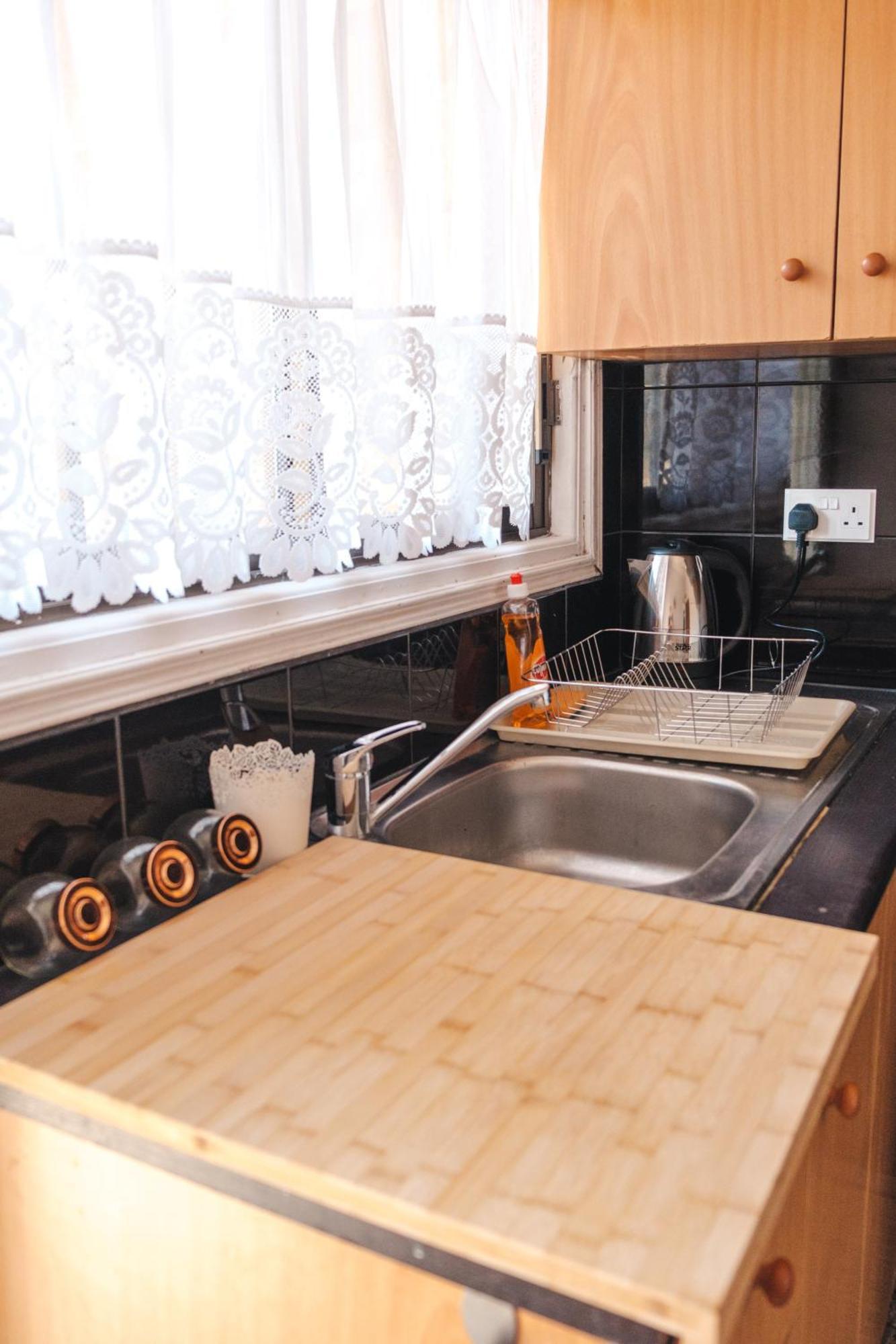 Serenityone - Centrally Located One Bedroom Apt Ajía Nápa Eksteriør bilde